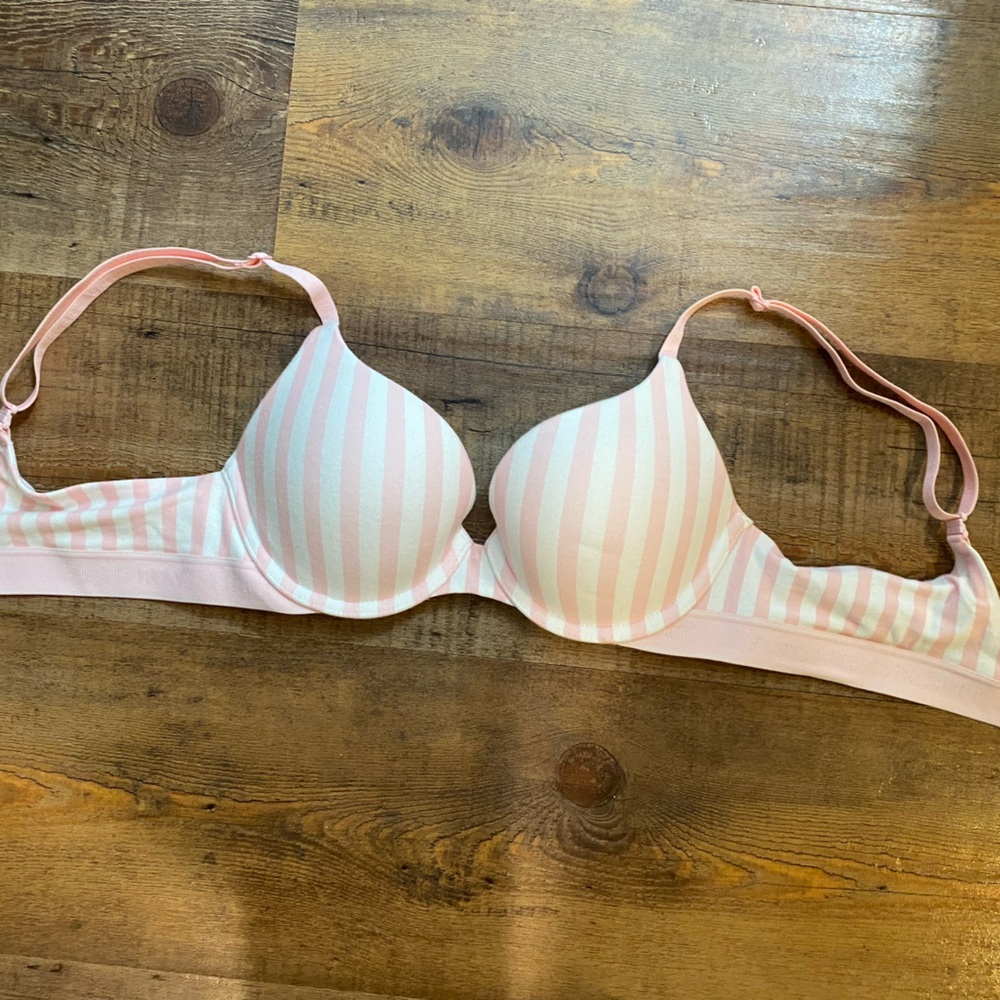 Victoria’s Secret 🤫 Bra 32B ❤️